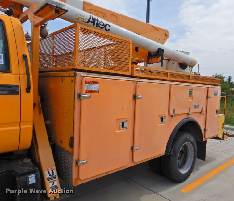 image for item DP4381 2002 Chevrolet C7500  bucket truck
