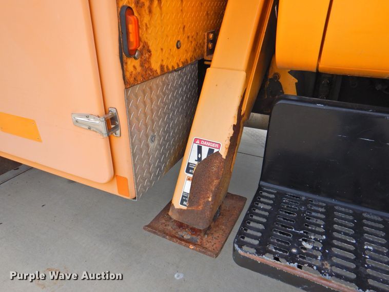 image for item DP4381 2002 Chevrolet C7500  bucket truck