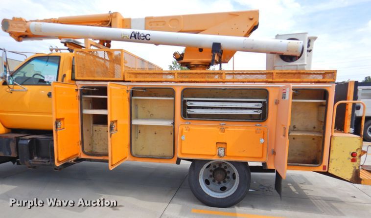 image for item DP4381 2002 Chevrolet C7500  bucket truck