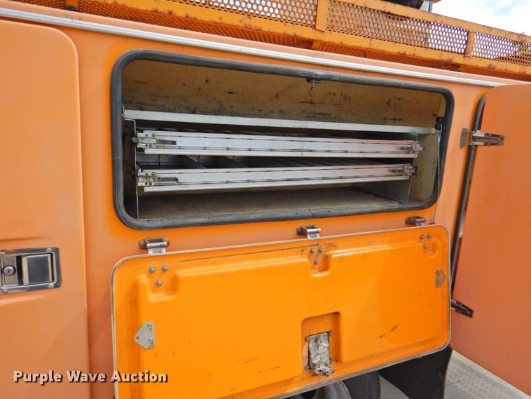 image for item DP4381 2002 Chevrolet C7500  bucket truck