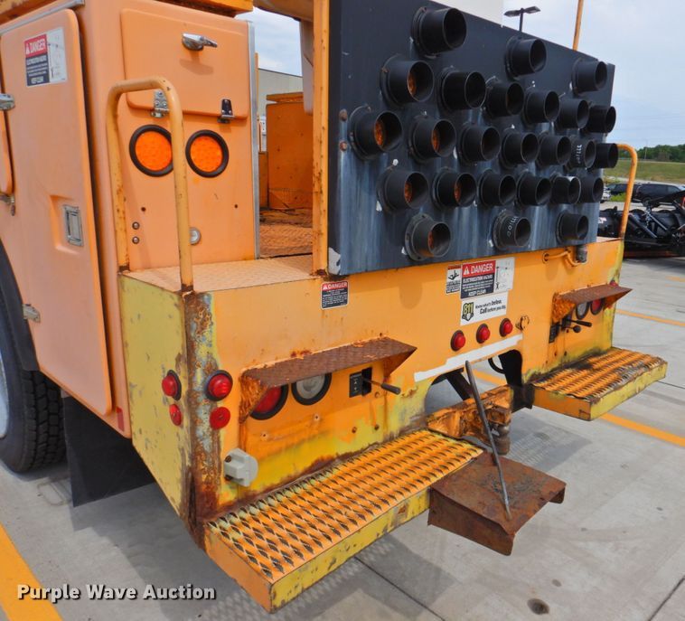 image for item DP4381 2002 Chevrolet C7500  bucket truck