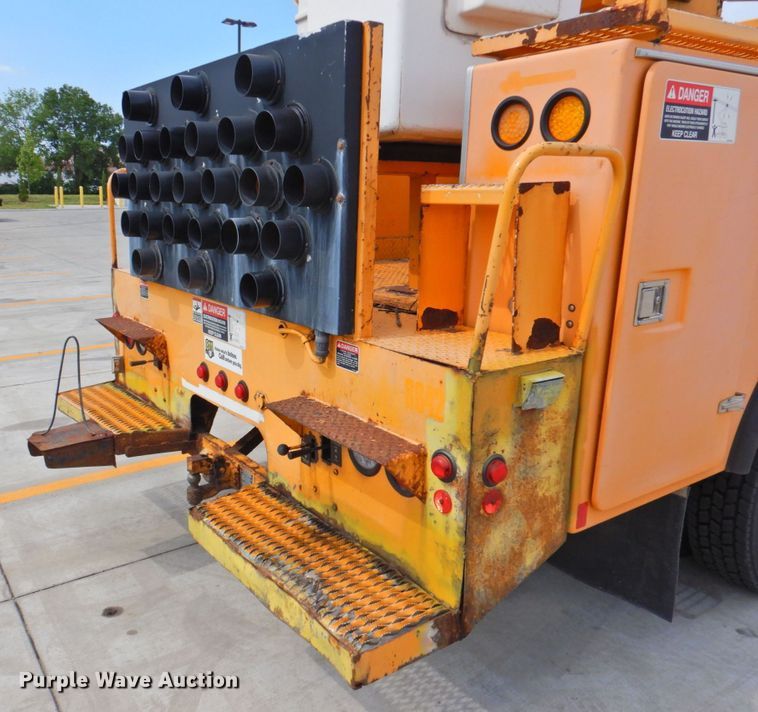 image for item DP4381 2002 Chevrolet C7500  bucket truck