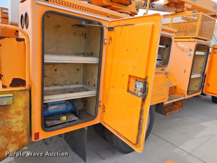 image for item DP4381 2002 Chevrolet C7500  bucket truck