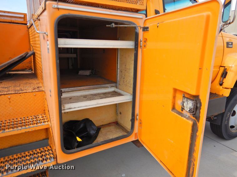 image for item DP4381 2002 Chevrolet C7500  bucket truck