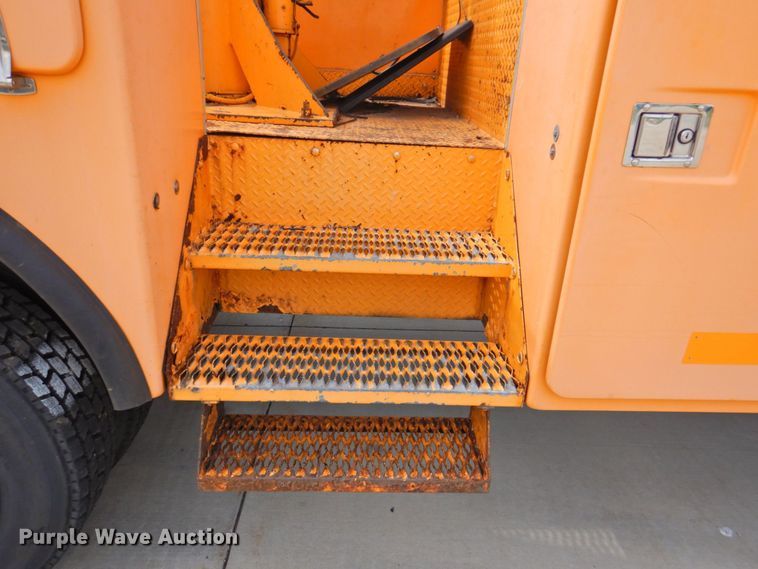 image for item DP4381 2002 Chevrolet C7500  bucket truck