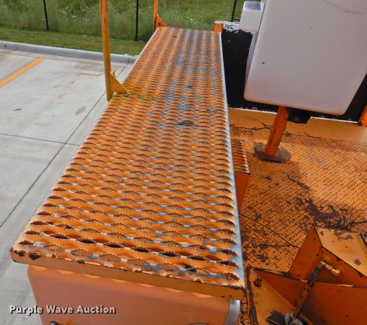 image for item DP4381 2002 Chevrolet C7500  bucket truck