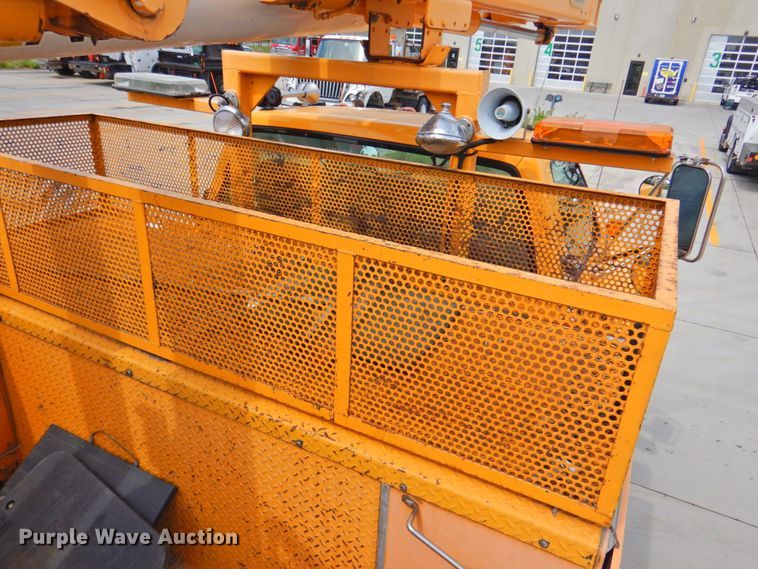 image for item DP4381 2002 Chevrolet C7500  bucket truck