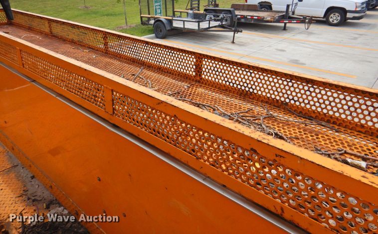 image for item DP4381 2002 Chevrolet C7500  bucket truck