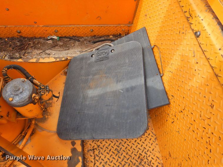 image for item DP4381 2002 Chevrolet C7500  bucket truck