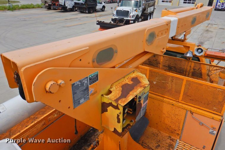 image for item DP4381 2002 Chevrolet C7500  bucket truck