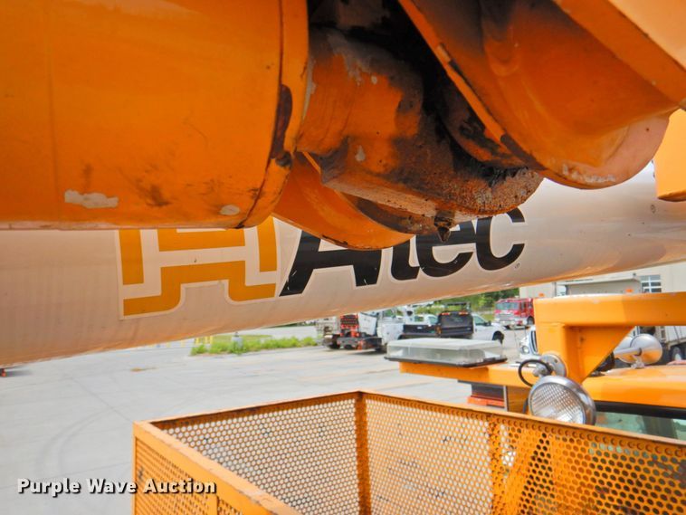 image for item DP4381 2002 Chevrolet C7500  bucket truck