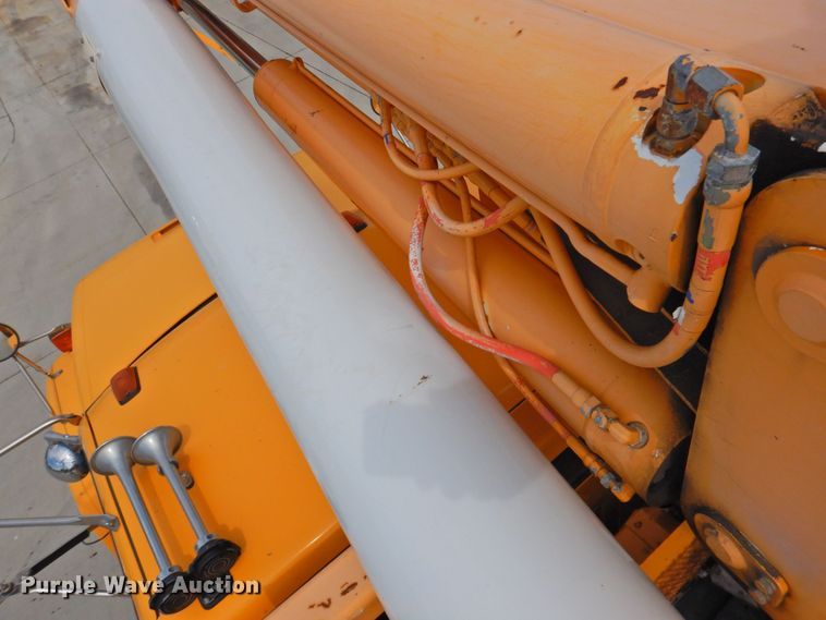 image for item DP4381 2002 Chevrolet C7500  bucket truck