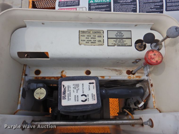 image for item DP4381 2002 Chevrolet C7500  bucket truck