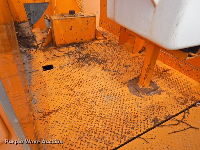 image for item DP4381 2002 Chevrolet C7500  bucket truck