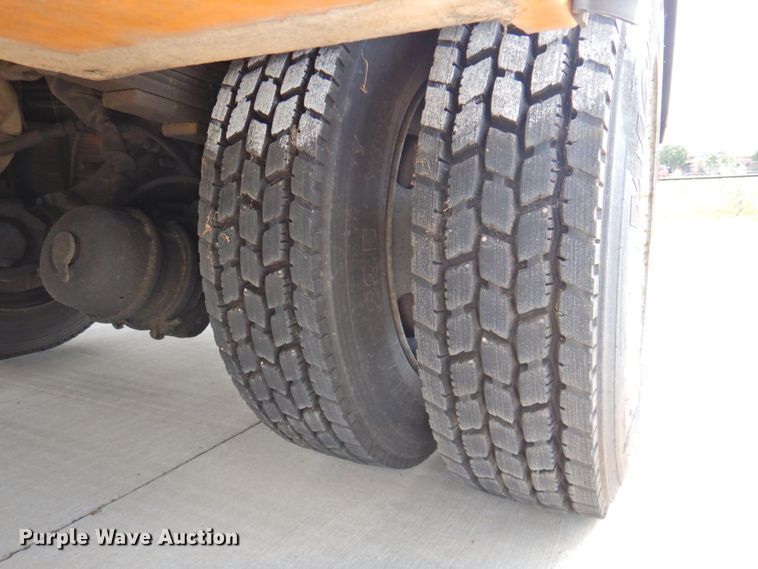 image for item DP4381 2002 Chevrolet C7500  bucket truck