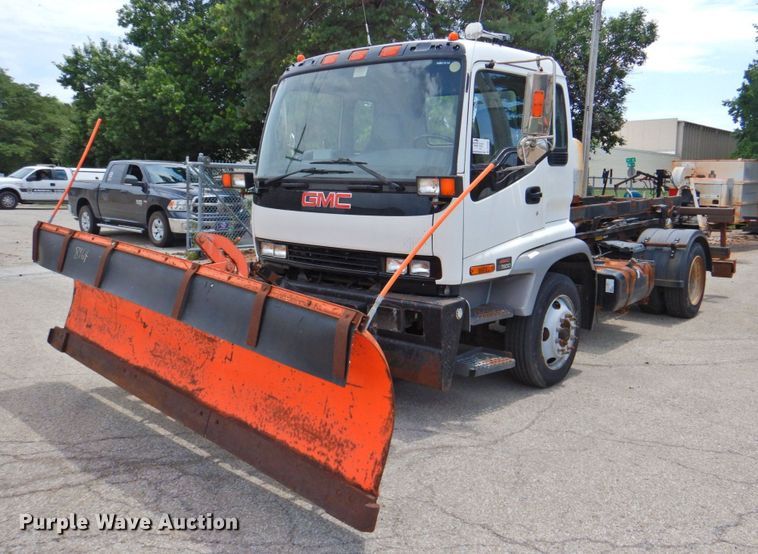 image for item DP4391 2004 GMC T7500 hook lift truck