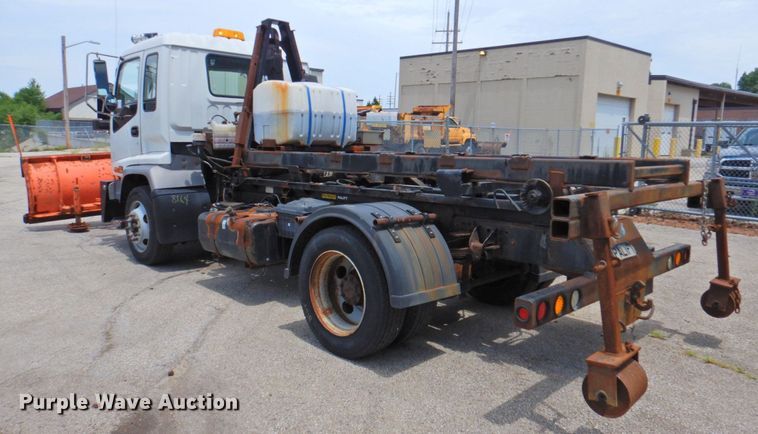 image for item DP4391 2004 GMC T7500 hook lift truck