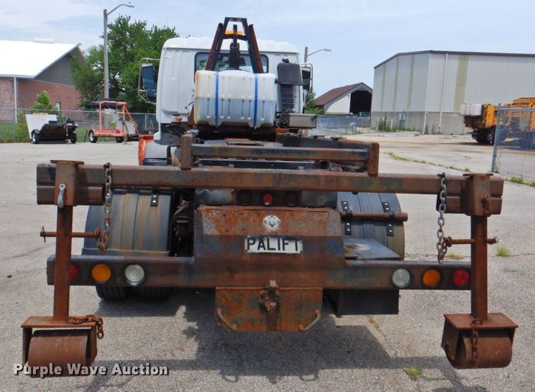 image for item DP4391 2004 GMC T7500 hook lift truck