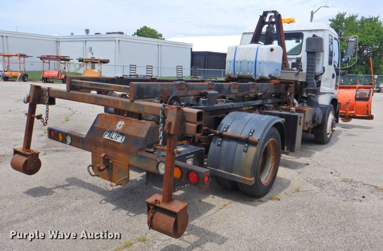 image for item DP4391 2004 GMC T7500 hook lift truck