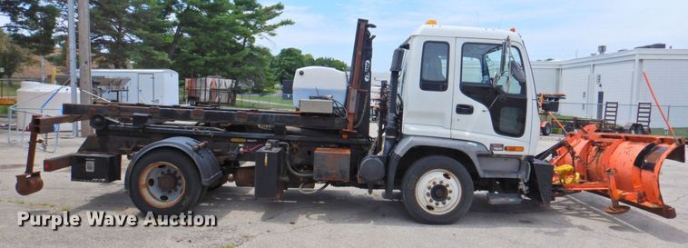 image for item DP4391 2004 GMC T7500 hook lift truck