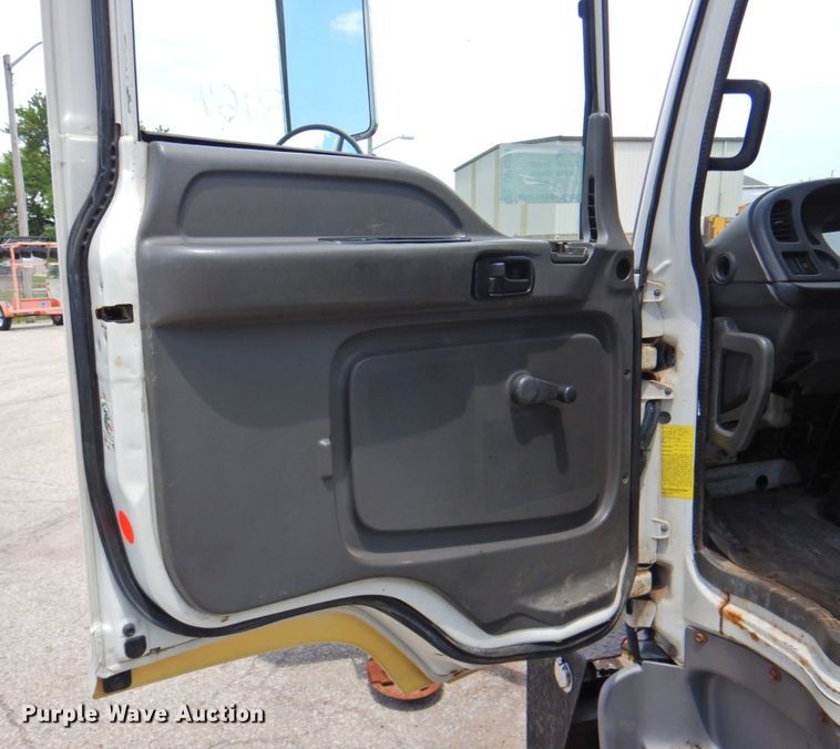 image for item DP4391 2004 GMC T7500 hook lift truck
