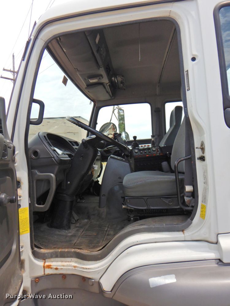 image for item DP4391 2004 GMC T7500 hook lift truck