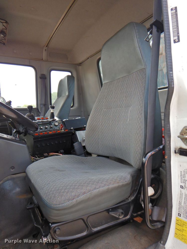 image for item DP4391 2004 GMC T7500 hook lift truck