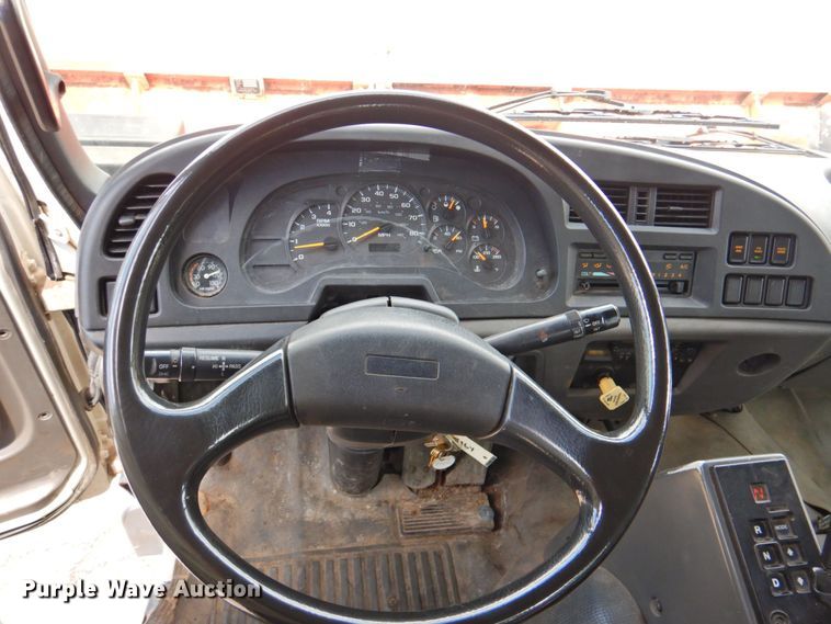 image for item DP4391 2004 GMC T7500 hook lift truck