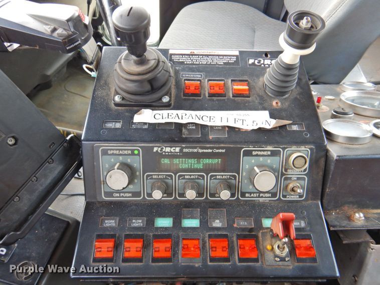 image for item DP4391 2004 GMC T7500 hook lift truck