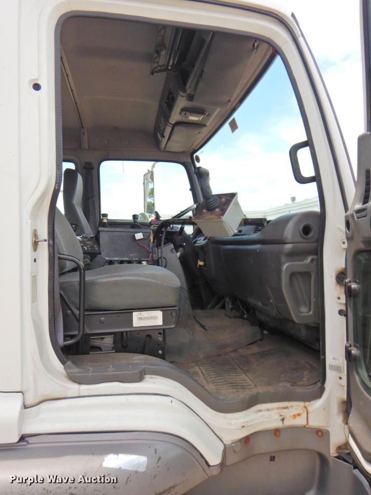 image for item DP4391 2004 GMC T7500 hook lift truck