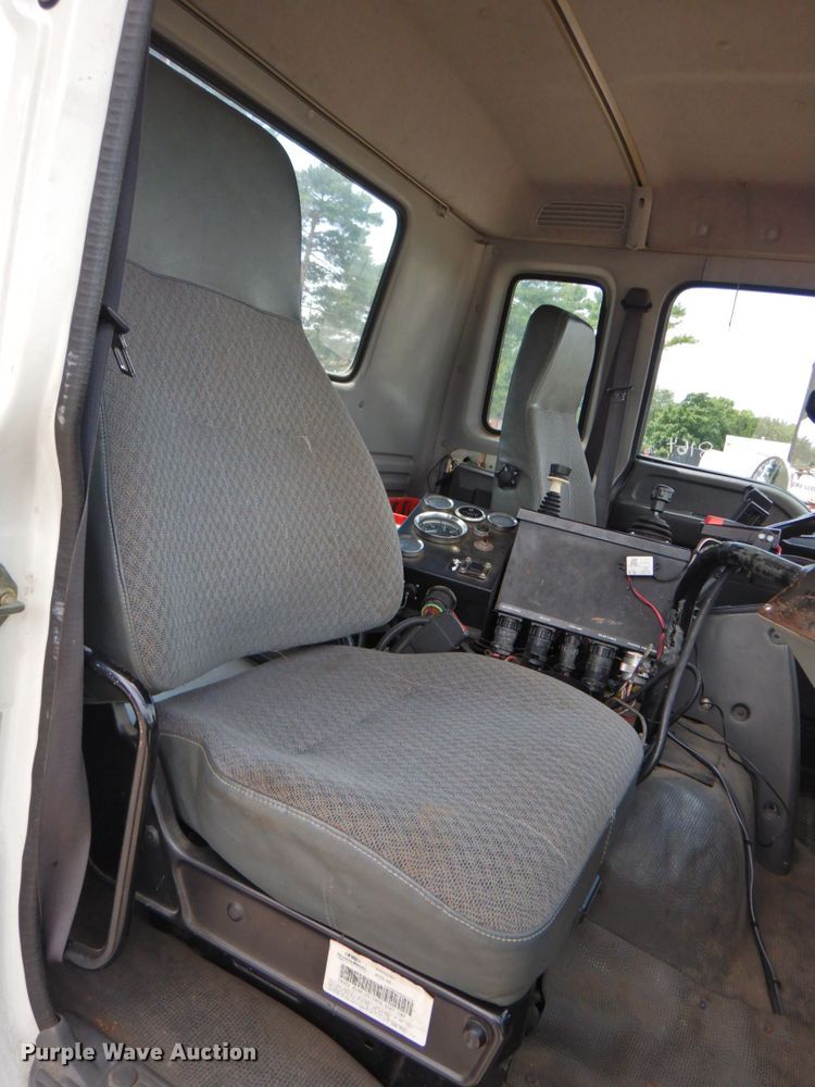 image for item DP4391 2004 GMC T7500 hook lift truck