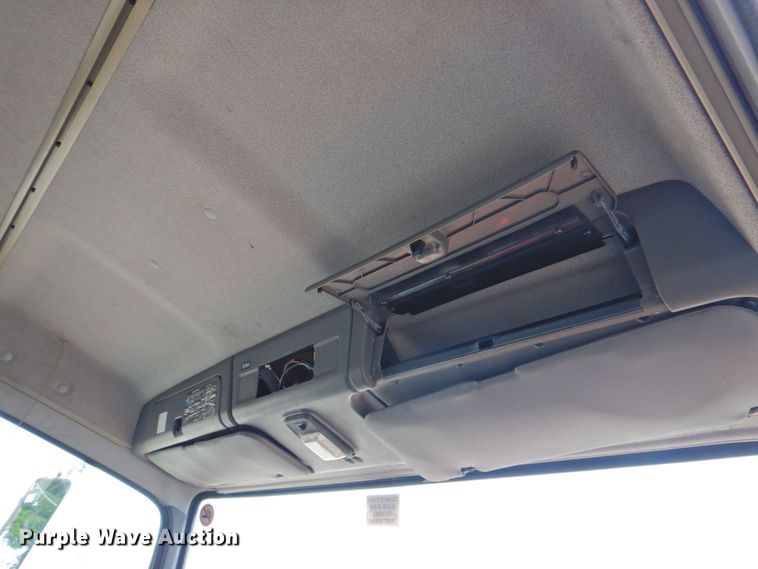 image for item DP4391 2004 GMC T7500 hook lift truck