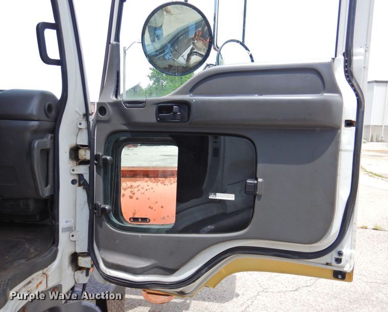 image for item DP4391 2004 GMC T7500 hook lift truck