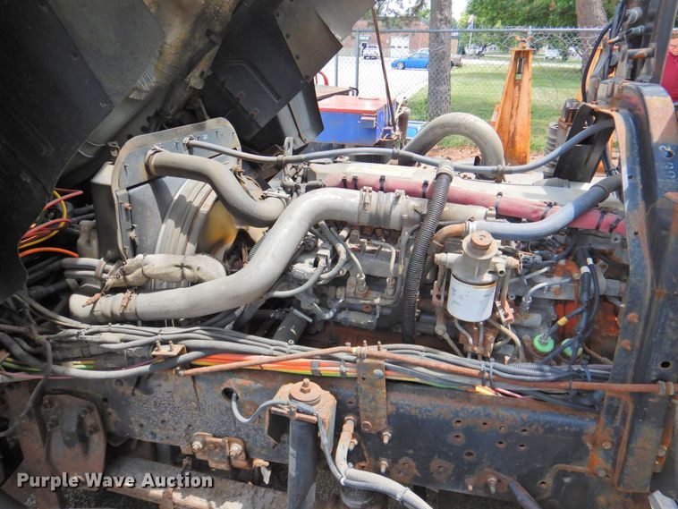 image for item DP4391 2004 GMC T7500 hook lift truck