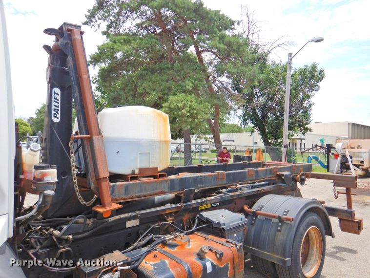 image for item DP4391 2004 GMC T7500 hook lift truck