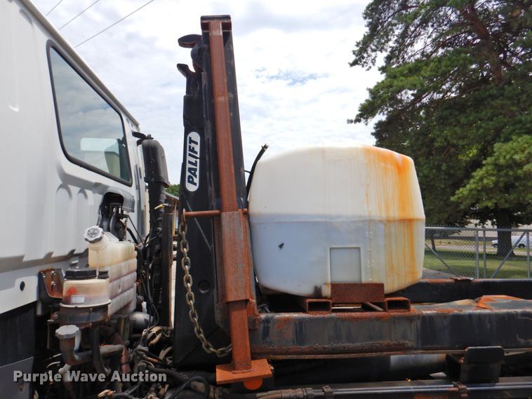 image for item DP4391 2004 GMC T7500 hook lift truck