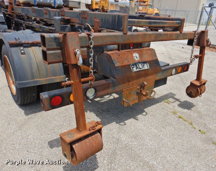 image for item DP4391 2004 GMC T7500 hook lift truck