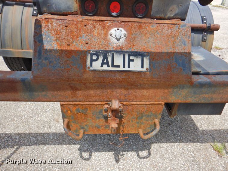 image for item DP4391 2004 GMC T7500 hook lift truck