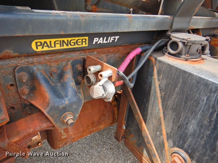 image for item DP4391 2004 GMC T7500 hook lift truck