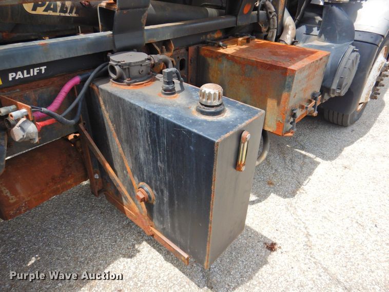 image for item DP4391 2004 GMC T7500 hook lift truck