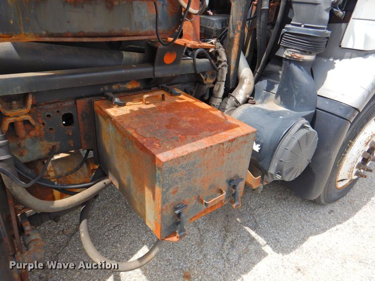 image for item DP4391 2004 GMC T7500 hook lift truck