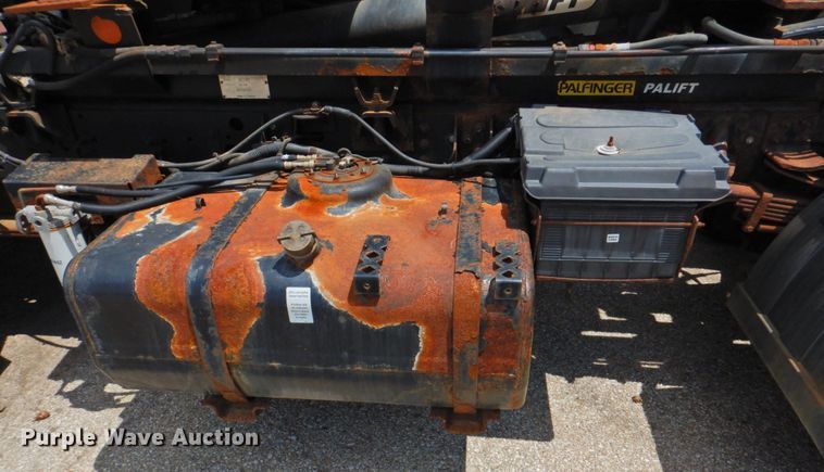 image for item DP4391 2004 GMC T7500 hook lift truck