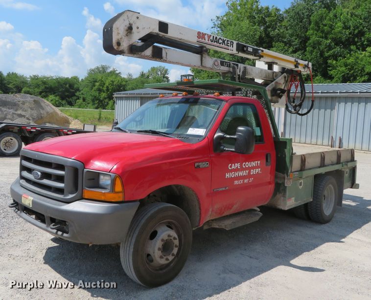 image for item DR0093 2000 Ford F550 Super Duty XL  bucket truck