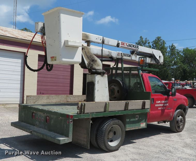 image for item DR0093 2000 Ford F550 Super Duty XL  bucket truck