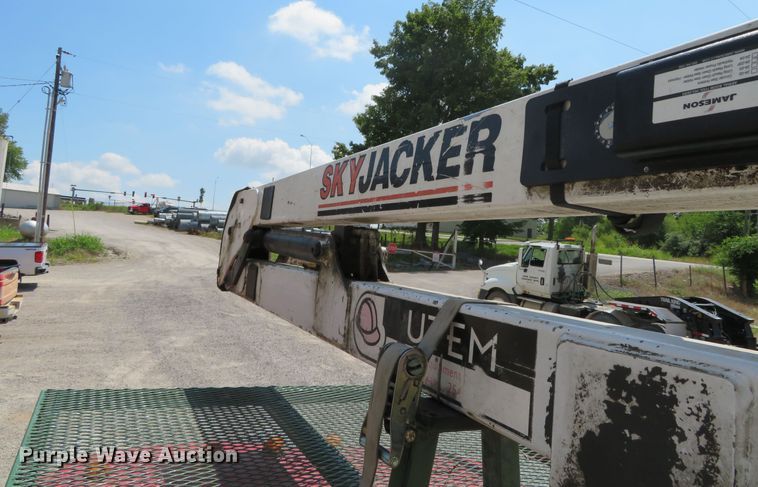 image for item DR0093 2000 Ford F550 Super Duty XL  bucket truck