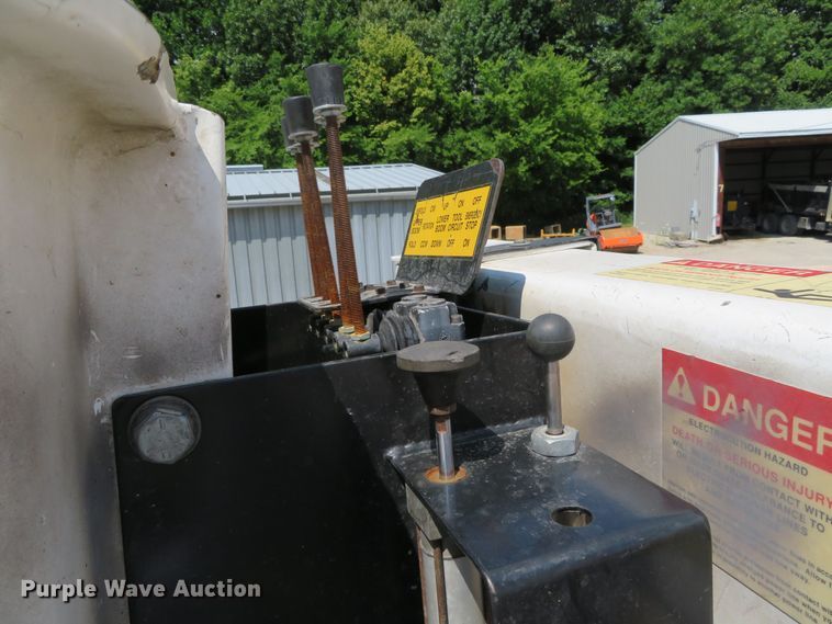 image for item DR0093 2000 Ford F550 Super Duty XL  bucket truck