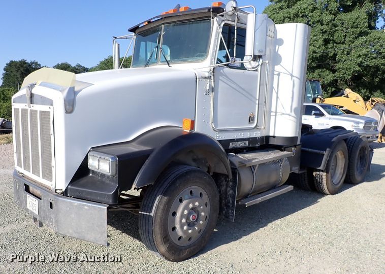 image for item DR0927 2000 Kenworth T800  semi truck