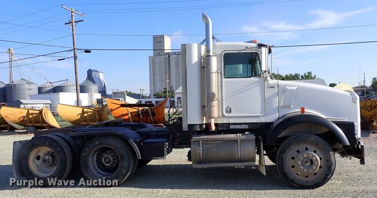image for item DR0927 2000 Kenworth T800  semi truck