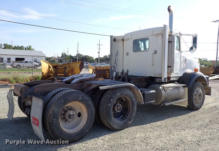 image for item DR0927 2000 Kenworth T800  semi truck