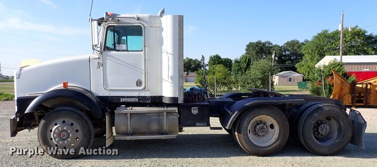 image for item DR0927 2000 Kenworth T800  semi truck
